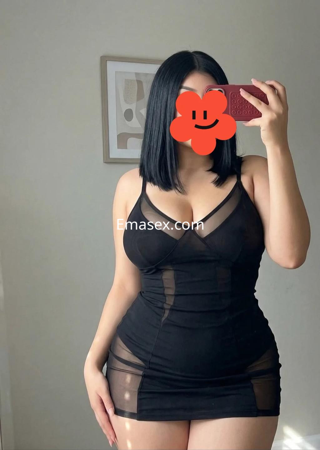 Escort en Albacete posando con un vestido negro ajustado y transparente, con cabello lacio y oscuro.