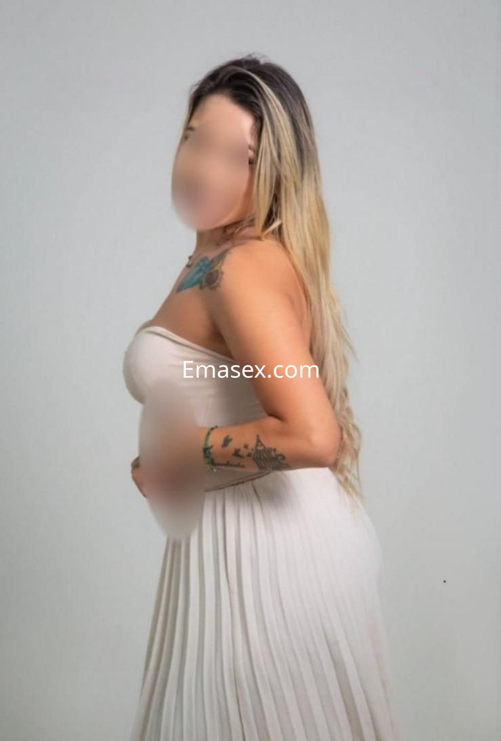Puta con cabello largo y lacio, viste un vestido blanco ajustado que resalta su figura en Lugo.