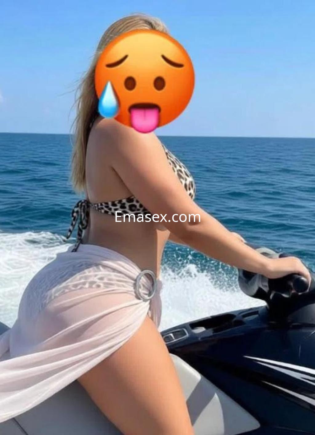 Escort en Las Palmas, luciendo un bikini de leopardo y una falda ligera, disfrutando de un paseo en moto de agua.