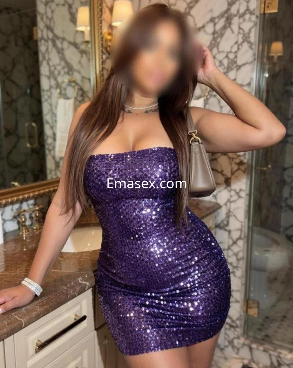 Escort en Zaragoza vistiendo un vestido corto de lentejuelas moradas, con el cabello largo y lacio.
