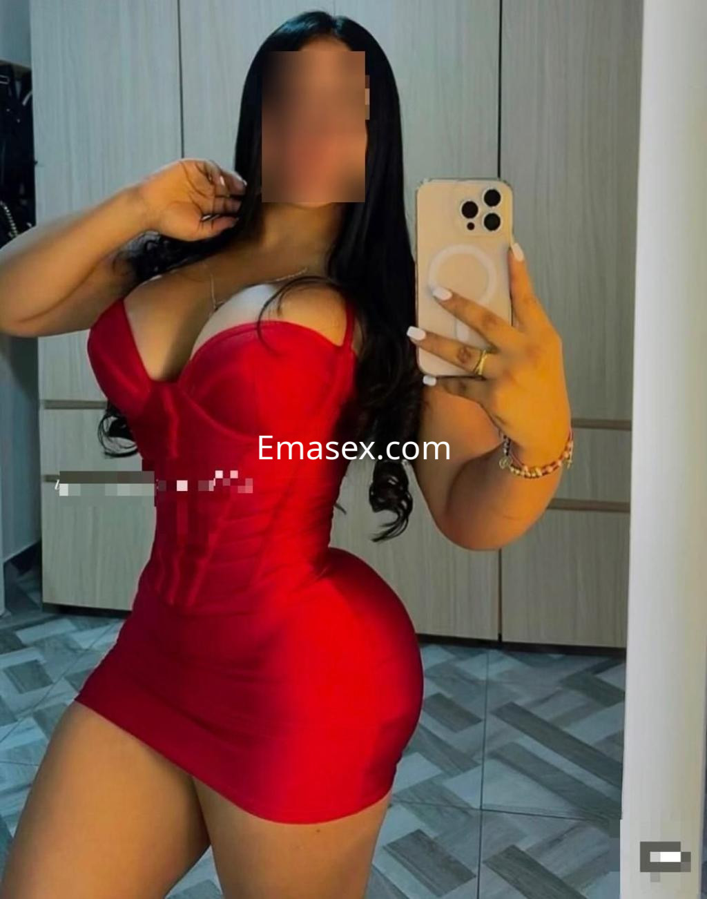 Puta de Tarragona posando con un vestido rojo ajustado, mostrando su figura curvilínea y cabello largo.