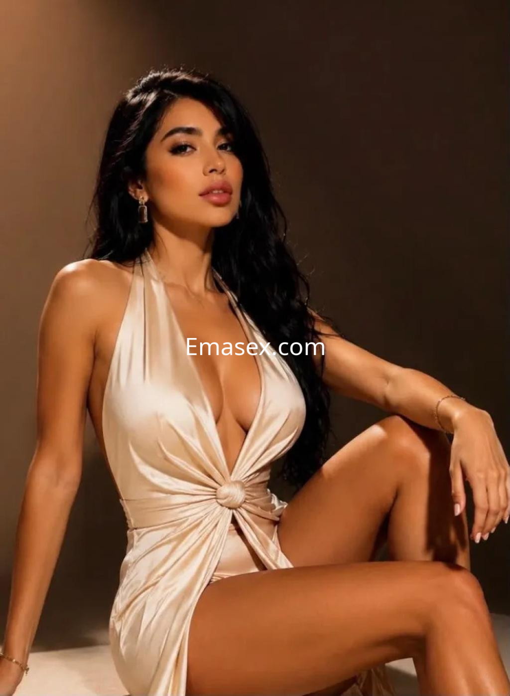 La puta posa con un vestido ajustado de color nude, mostrando su figura en un fondo neutro en Albacete.