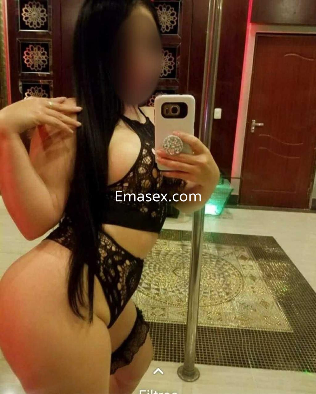 Puta posando en un entorno elegante de Alicante, luciendo un conjunto de lencería negra con detalles en encaje.