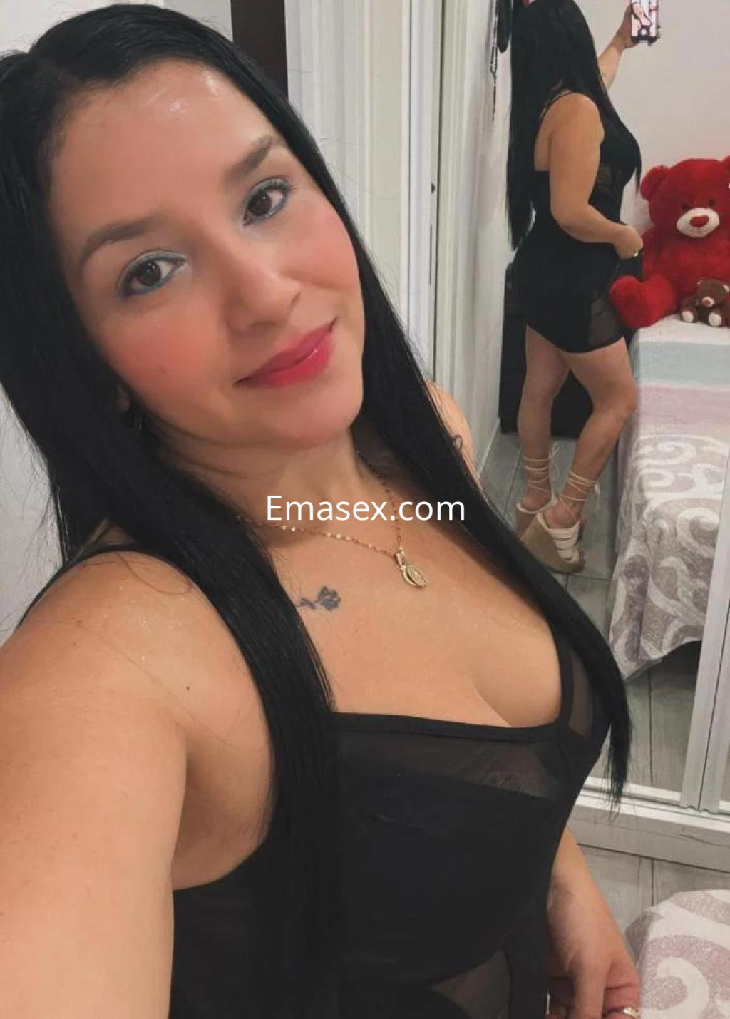 Puta con cabello largo y lacio, vestida con un vestido negro ajustado, posando en un entorno acogedor en Cádiz.