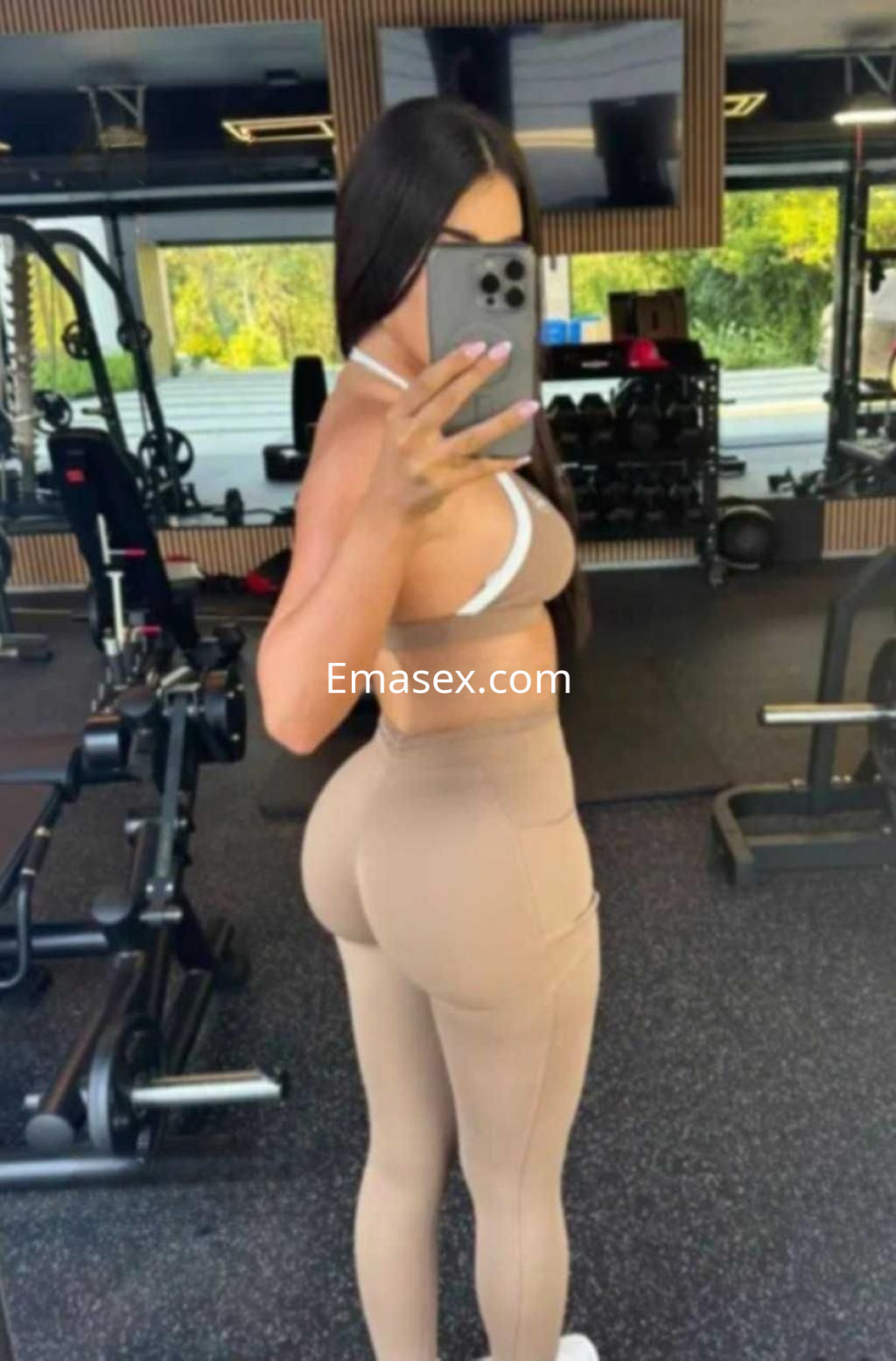 Puta en Zamora, con cabello largo y oscuro, usando un conjunto deportivo beige en un gimnasio.