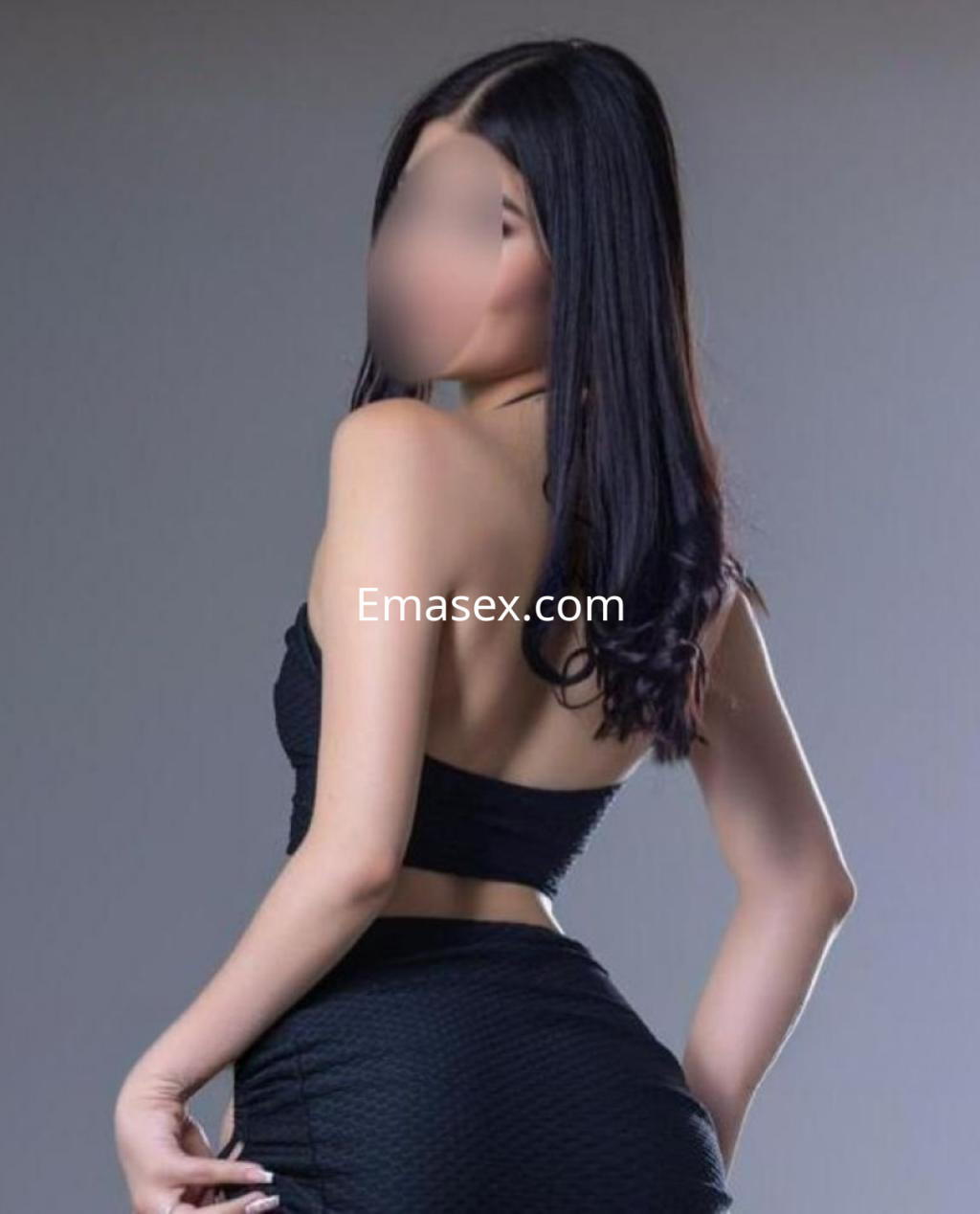 Puta en Barcelona luciendo un vestido negro ajustado que resalta su figura, con cabello largo y lacio.