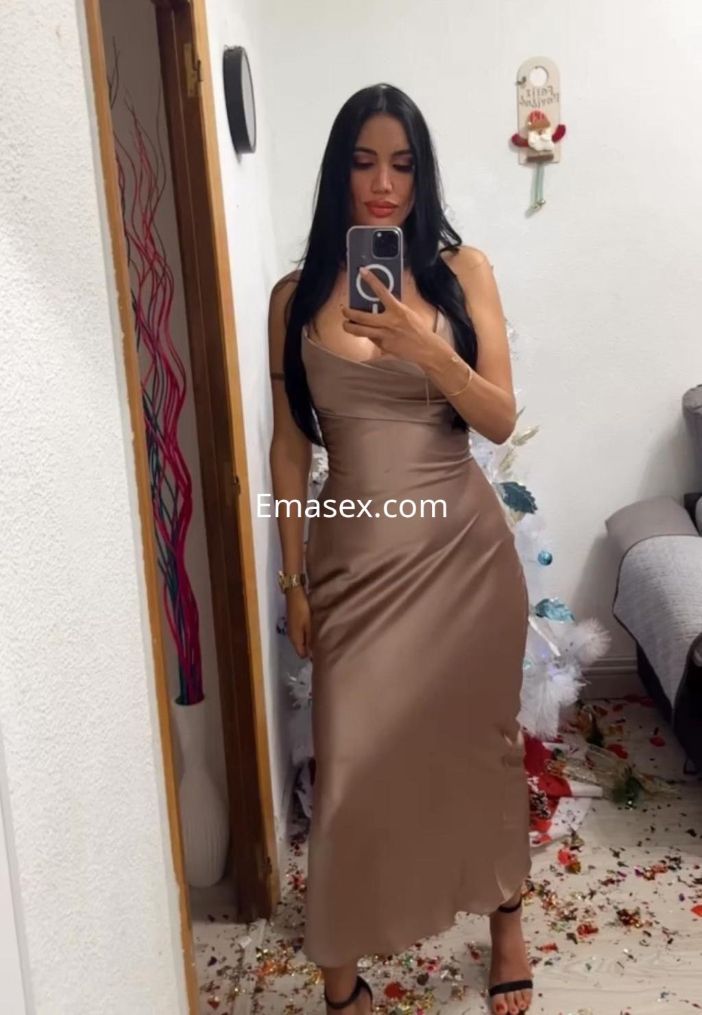 Escort en Vigo luciendo un vestido largo y ajustado de color marrón claro, con cabello largo y lacio.