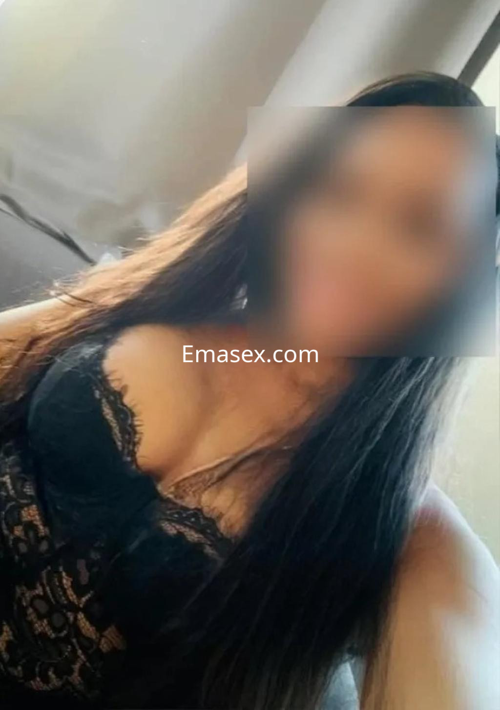 Puta en Cádiz, con cabello largo y lacio, viste un conjunto de lencería negra que destaca su figura.