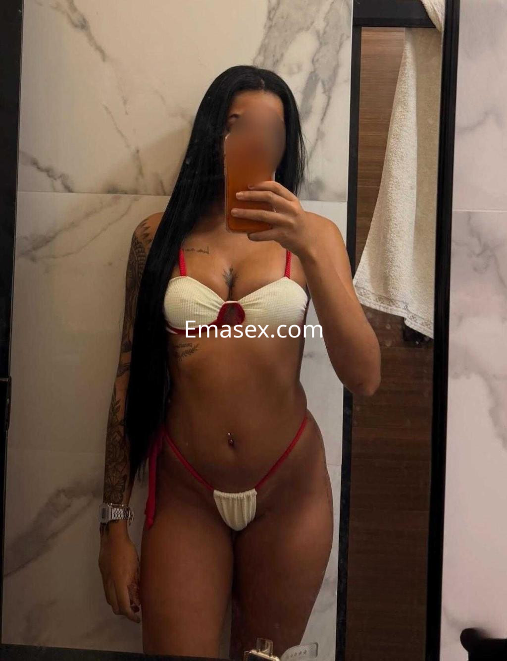 La puta se muestra con un bikini blanco y rojo en un baño moderno de Granada, con el pelo largo y lacio.