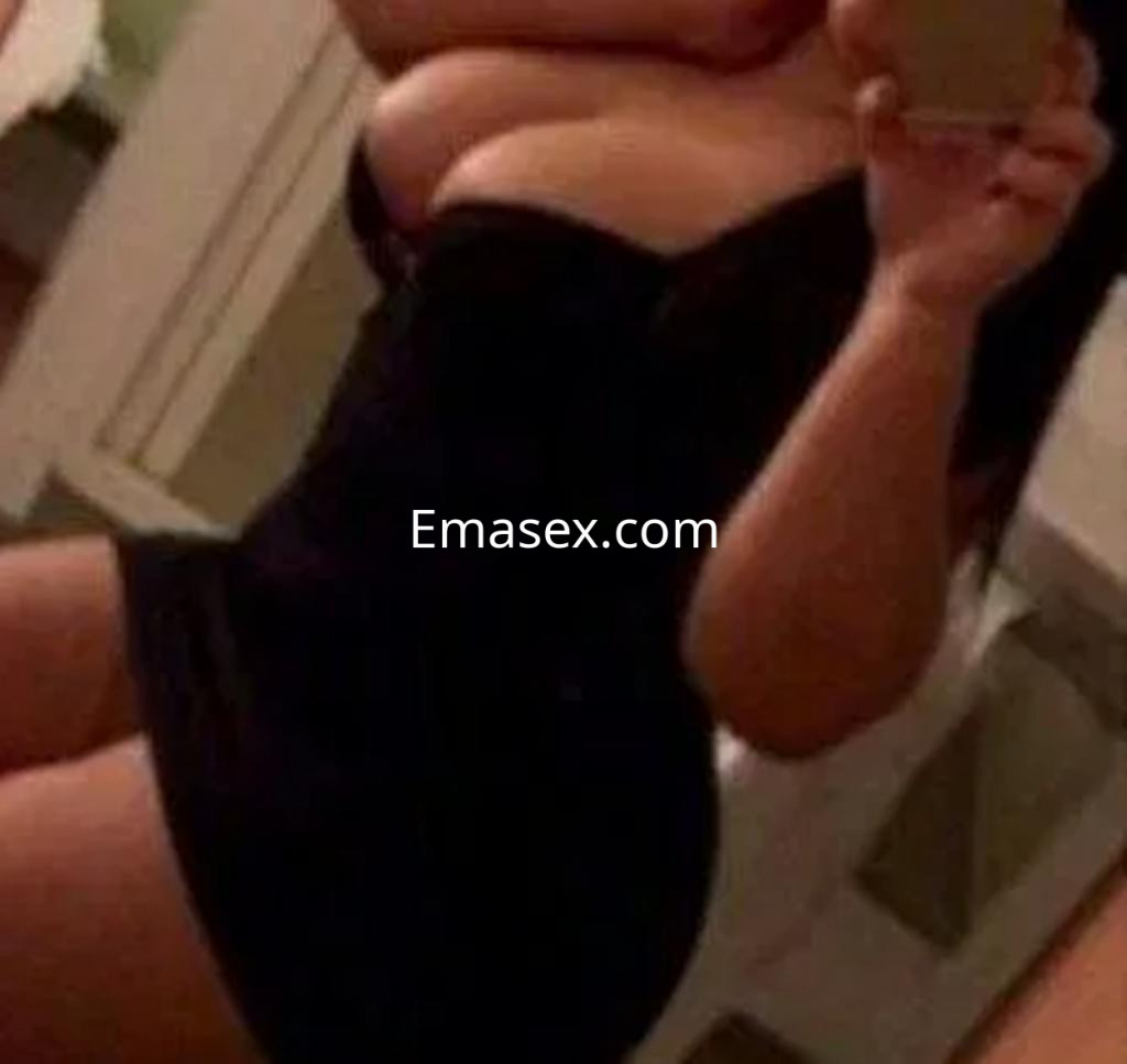 Puta posando en un vestido negro ajustado que resalta su figura, con cabello largo y lacio, en Vitoria.
