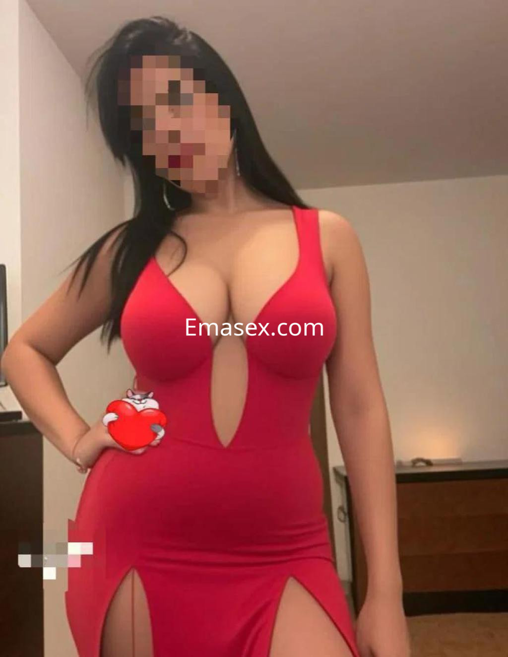 Escort en Coruña luciendo un vestido rojo ajustado con escote pronunciado, en un ambiente interior.