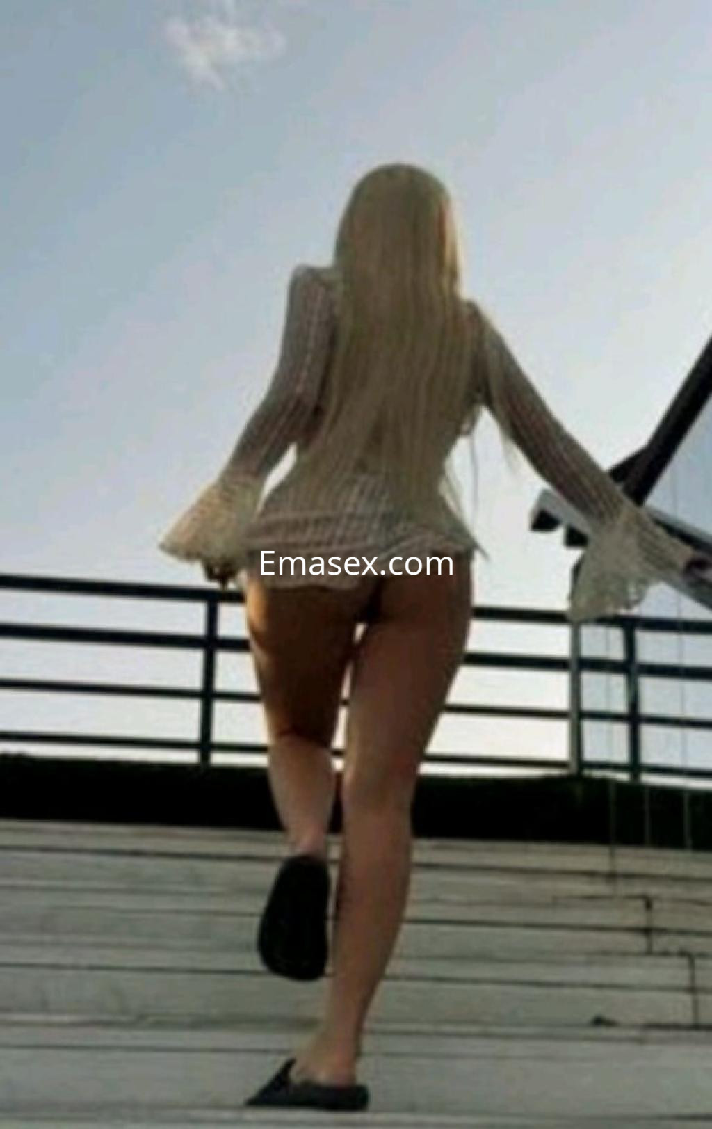Puta caminando hacia arriba por una escalera, vistiendo una blusa transparente y sin pantalones en Santiago.
