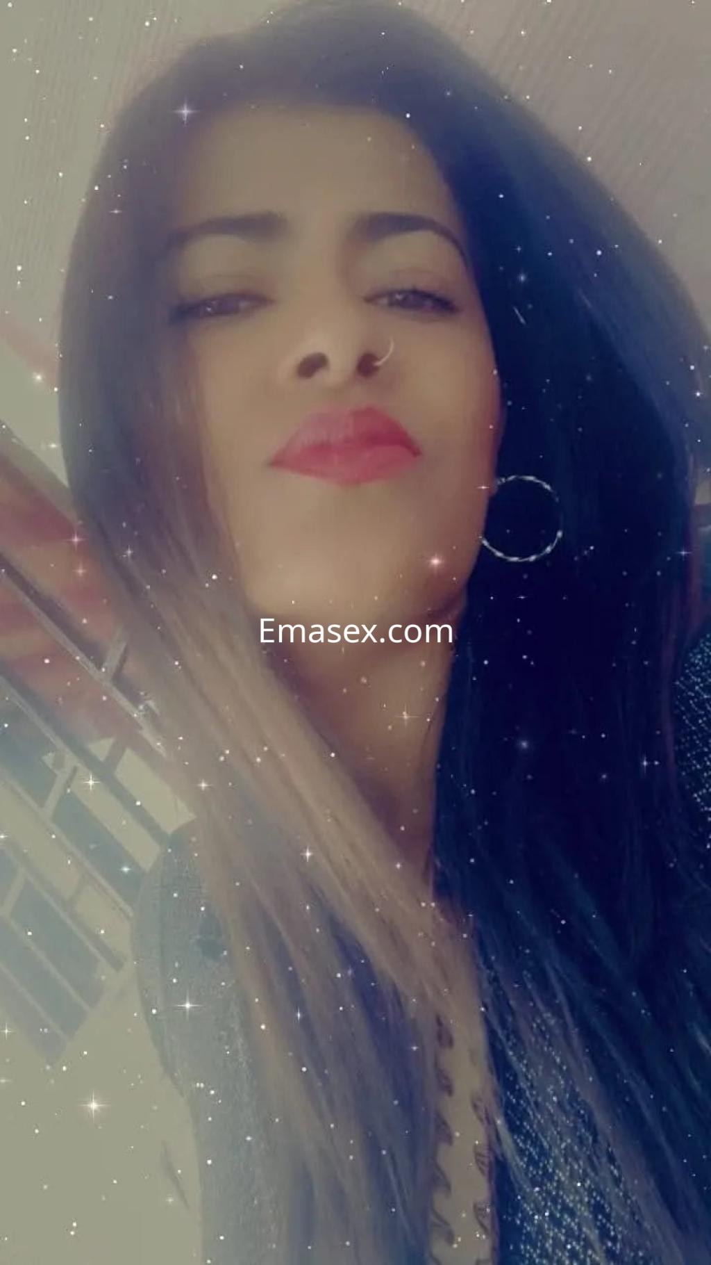 Puta con cabello largo y lacio, labios pintados de rojo, posando con una expresión coqueta en Vigo.