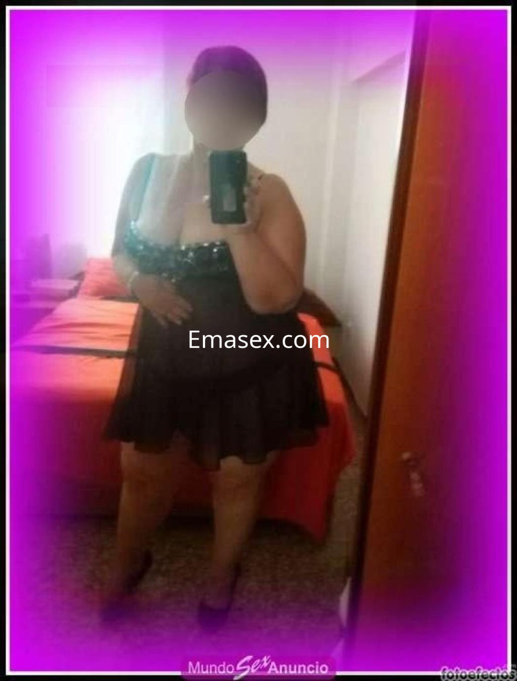 La puta se muestra en un espejo con un vestido corto y ajustado de color negro, en una habitación de Valladolid.