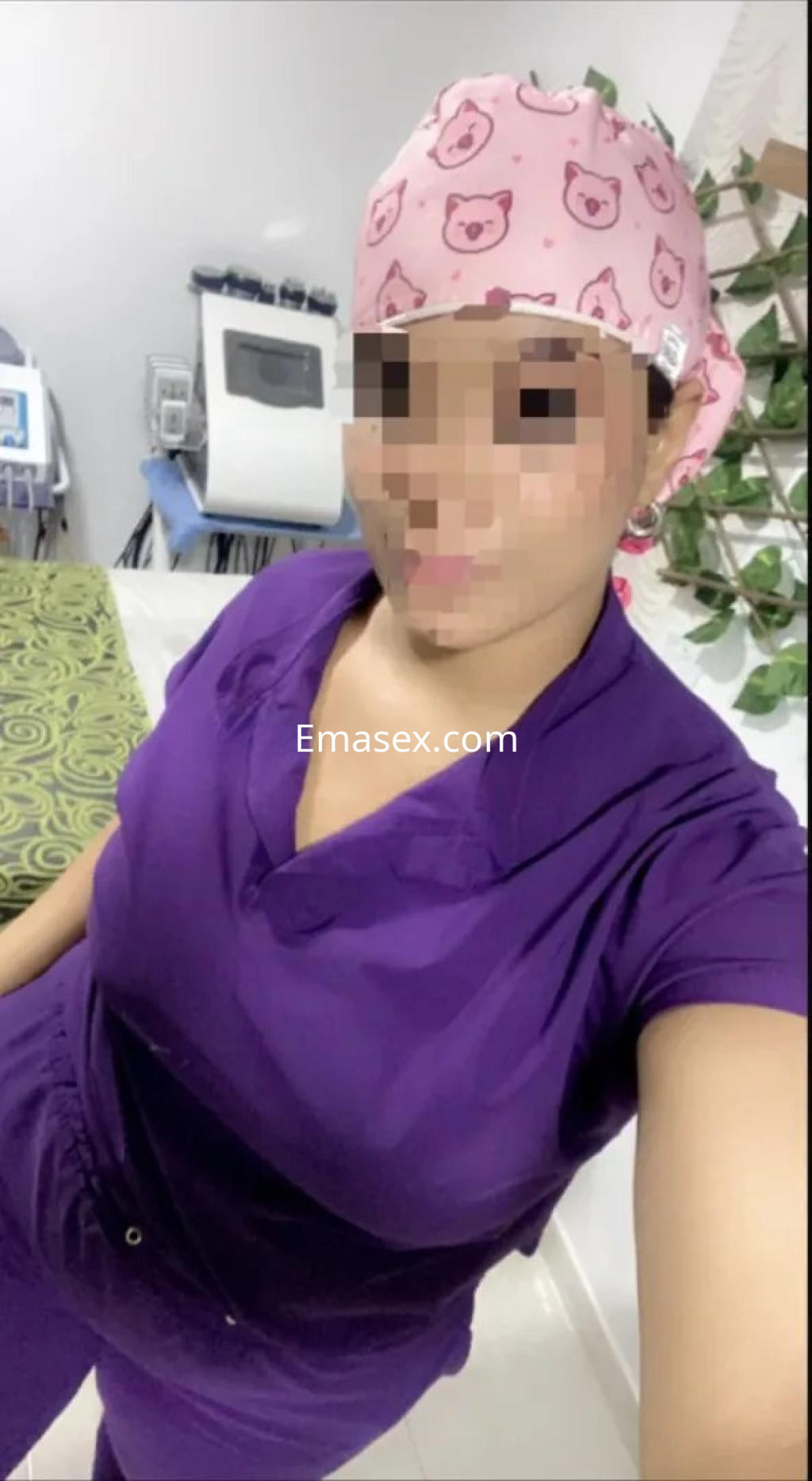 La puta viste un uniforme médico color púrpura y un gorro rosa con dibujos de gatos en Zaragoza.