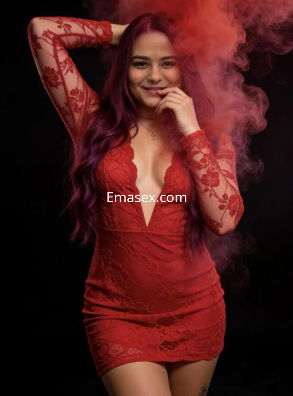 La puta viste un vestido rojo ajustado y transparente, con cabello largo y morado, en un fondo oscuro.