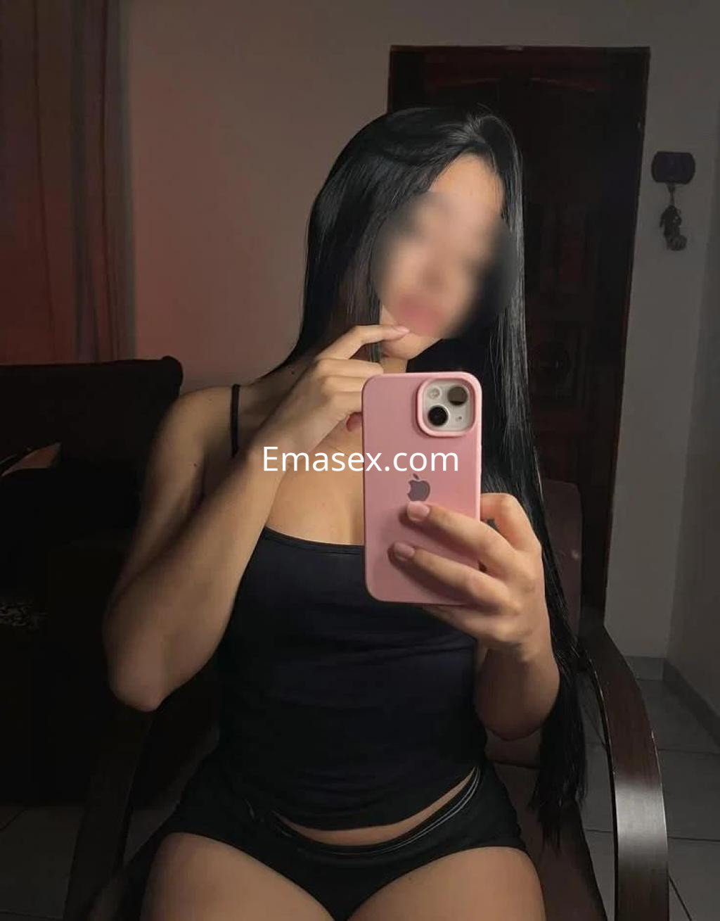 La puta en Las Palmas posa con un top negro y pantalones cortos mientras se toma una selfie.