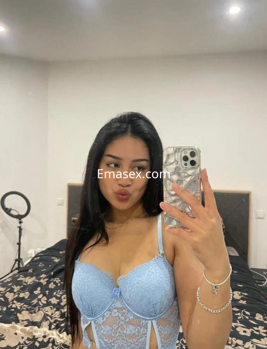 La puta posa frente al espejo con lencería azul, mostrando su cabello largo y una expresión coqueta en Zamora.