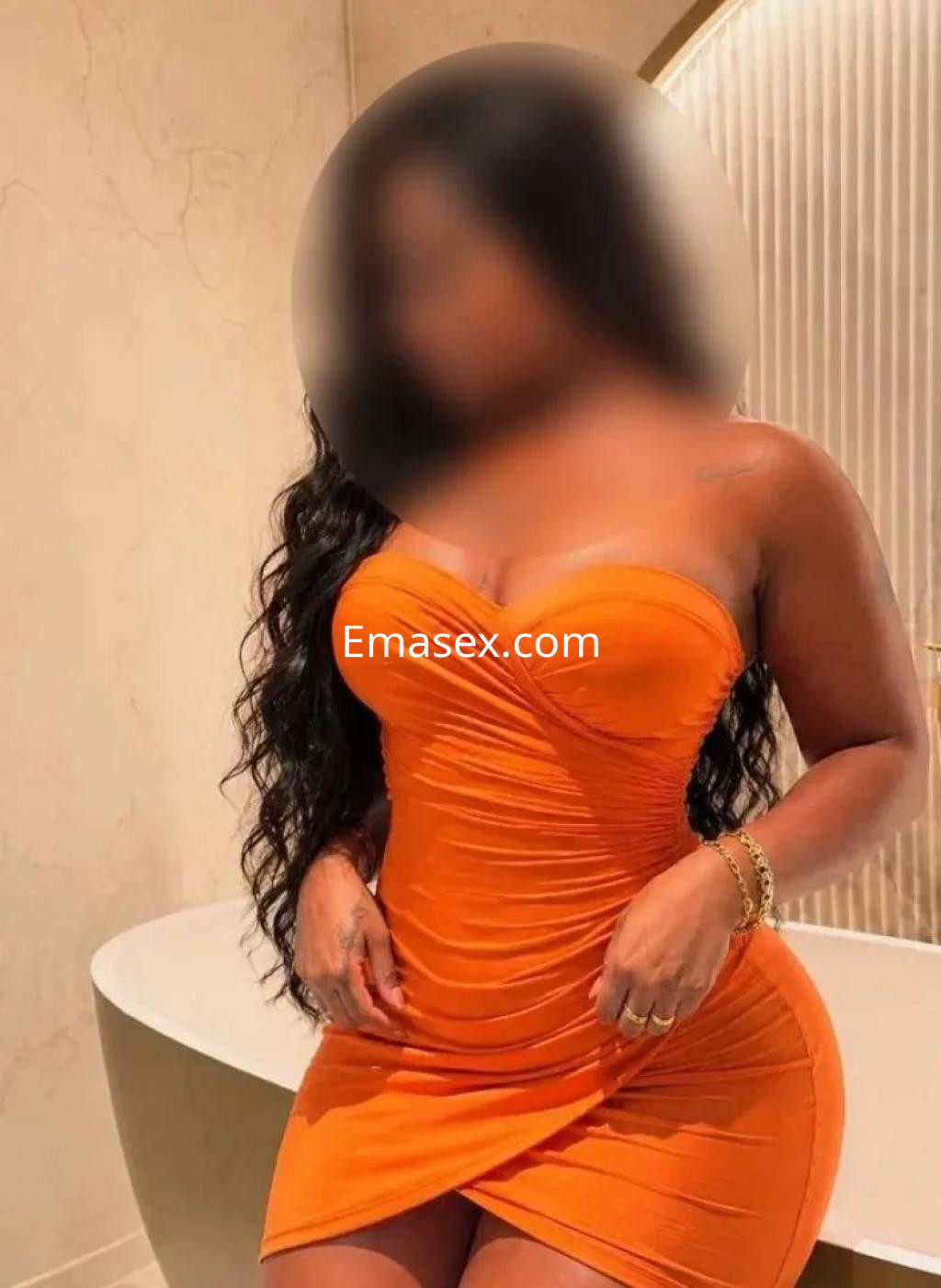 Puta posando en un vestido naranja ajustado que resalta su figura, en un ambiente elegante de Gijón.