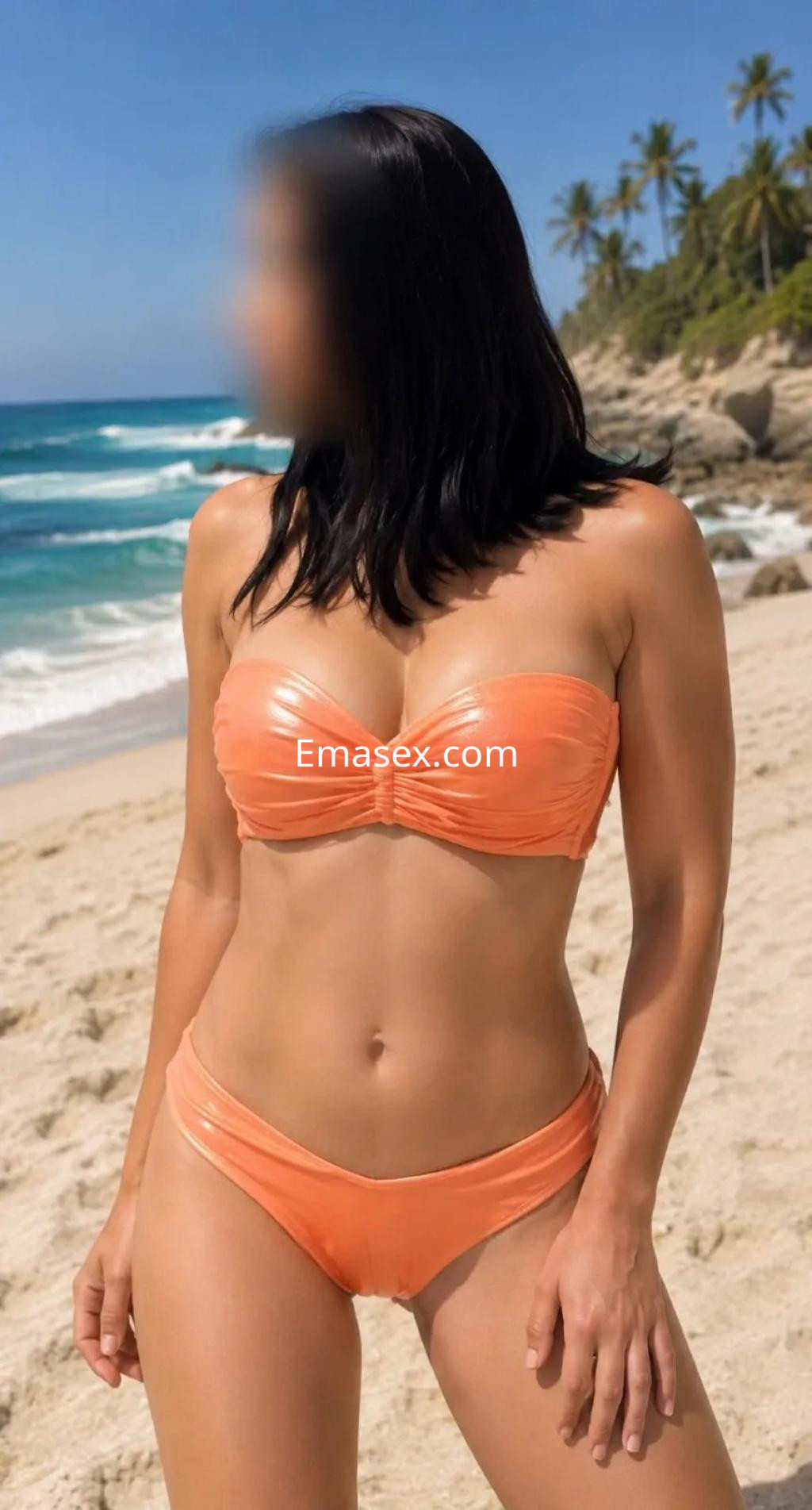 La escort luce un bikini naranja brillante, posando en la playa con mar y palmeras de fondo en Valencia.