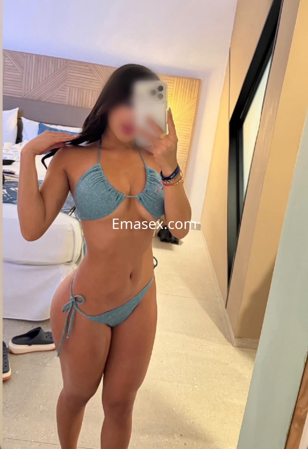 Puta en Pamplona posa con un bikini azul en un ambiente interior, mostrando su figura y una sonrisa.