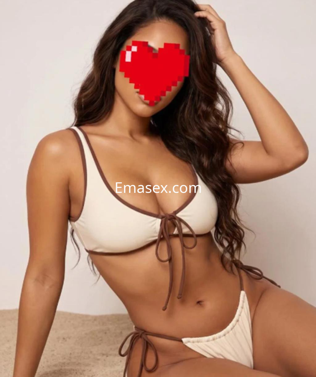 Escort en Pamplona posando con un bikini claro, con cabello largo y ondulado, mostrando una actitud relajada.