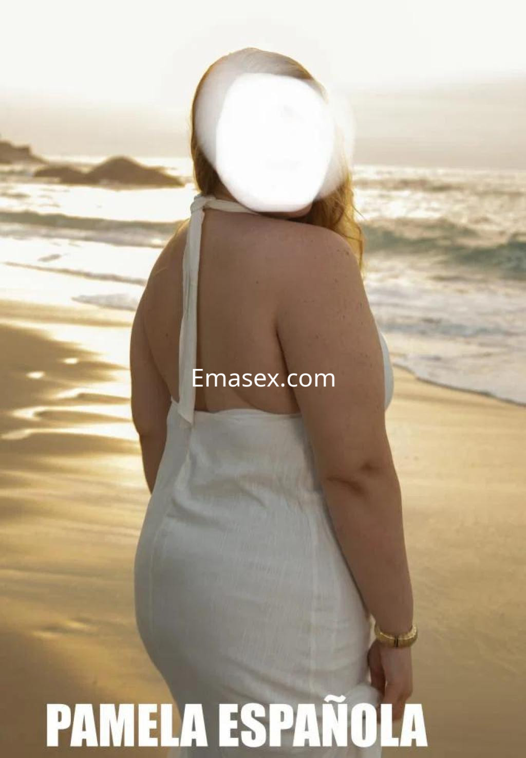 Escort de Valencia con un vestido blanco sin mangas, de espaldas, en la playa durante el atardecer.