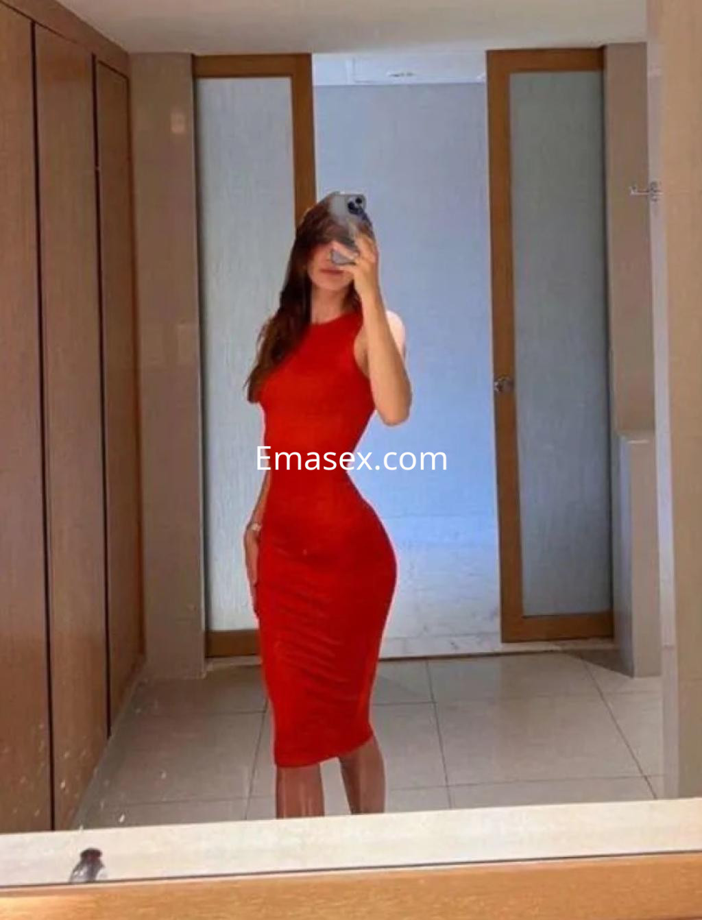La puta se refleja en un espejo, vistiendo un vestido rojo ajustado en un ambiente elegante de Vigo.
