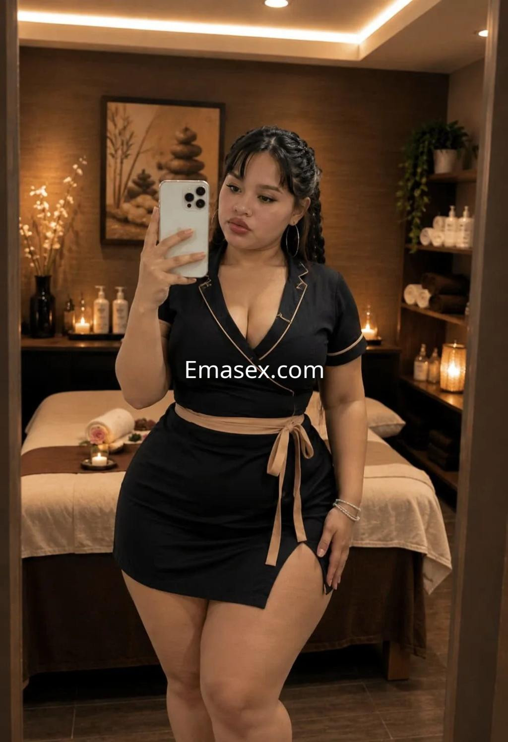 Puta posando en un vestidor con un vestido negro ajustado, mostrando su figura y un peinado trenzado en Valencia.