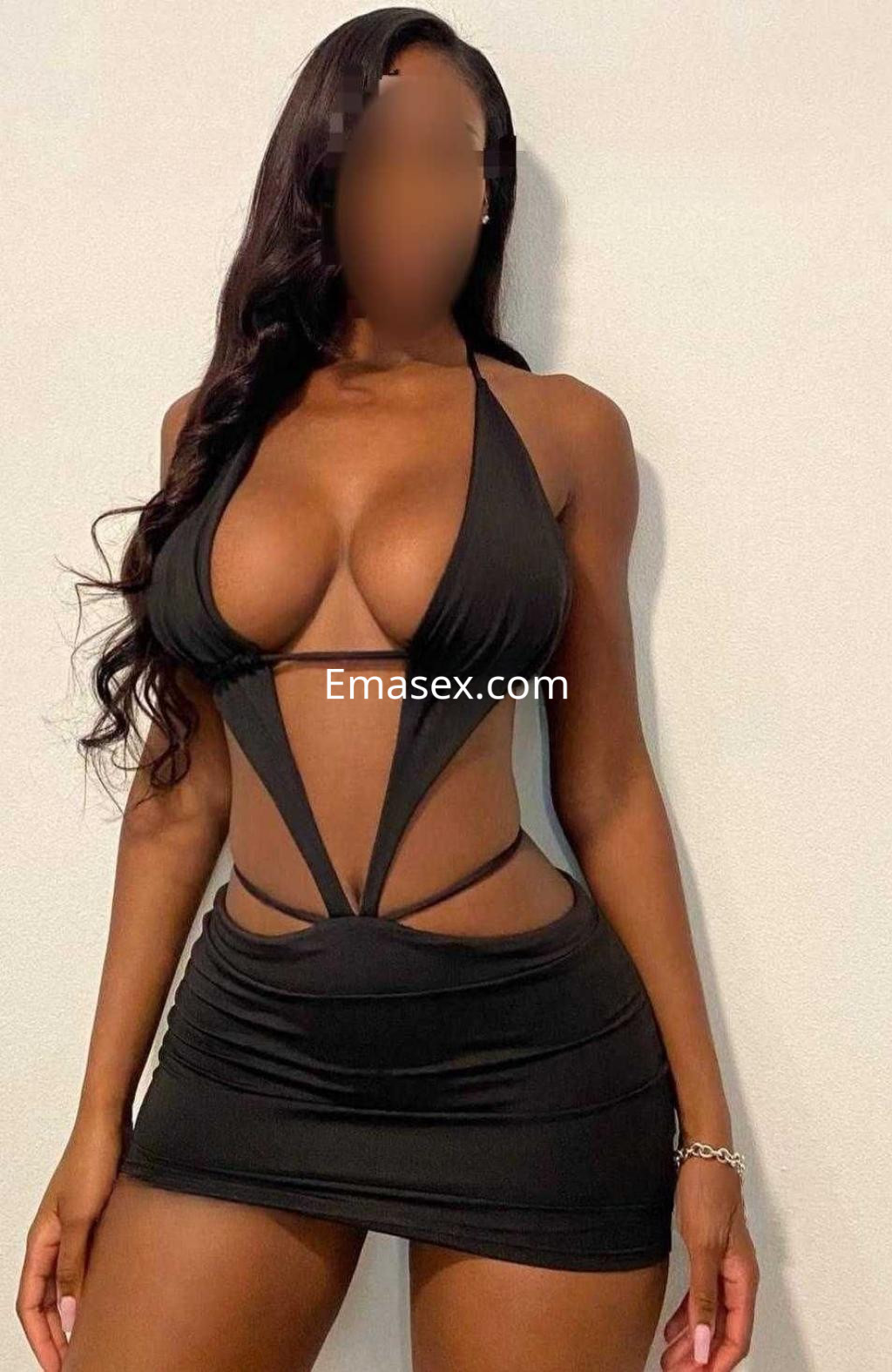 Escort en Vitoria con vestido negro ajustado, tirantes delgados y un diseño provocativo que resalta su figura.