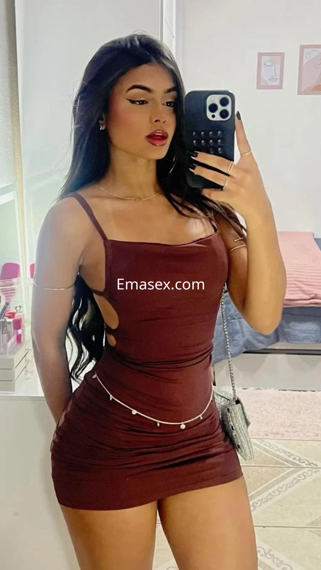 La puta luce un vestido corto marrón ajustado, con el cabello largo y lacio, posando en Palma de Mallorca.