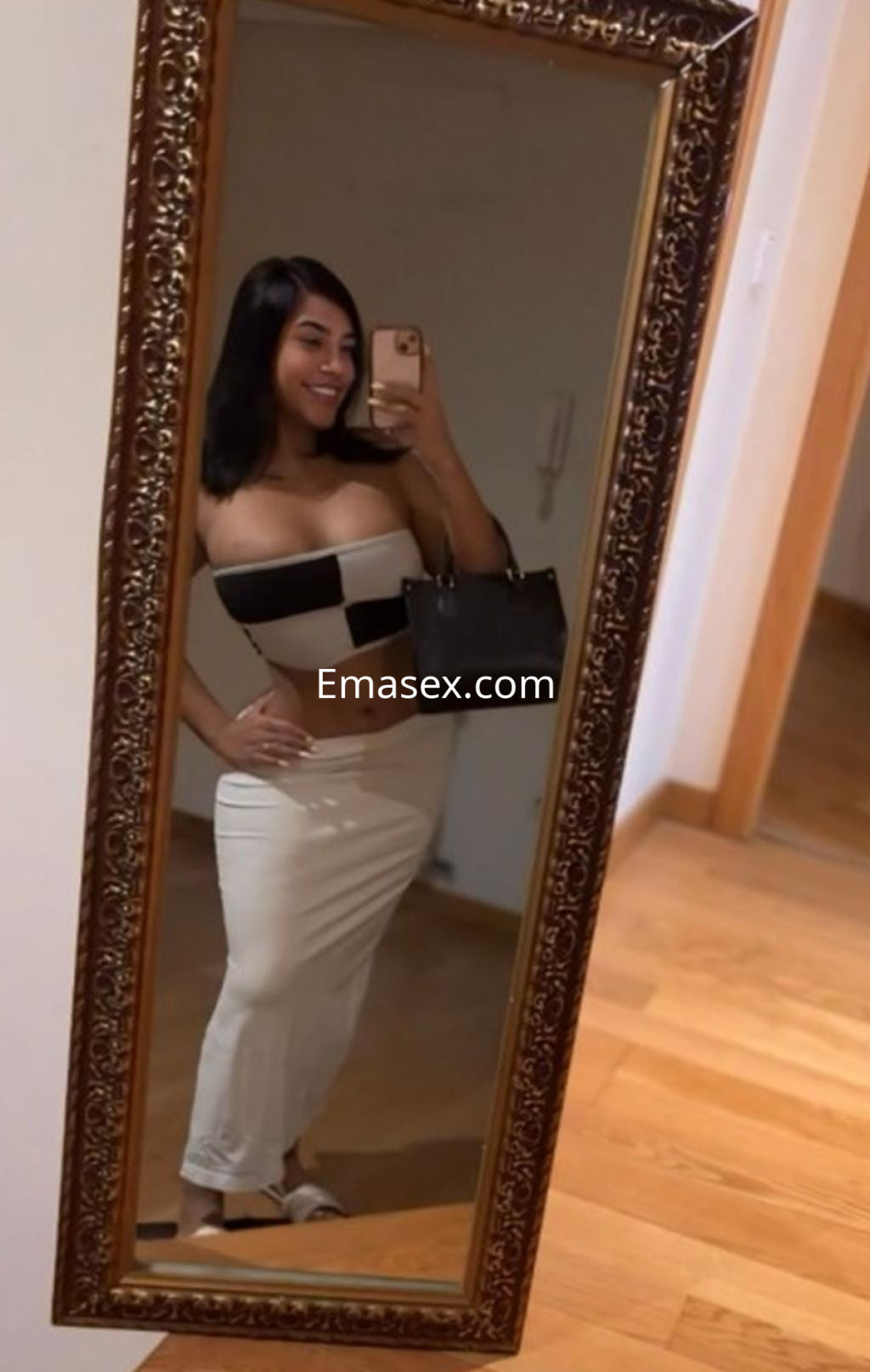 Escort con cabello oscuro y lacio, luciendo un conjunto de dos piezas en un ambiente acogedor de Gijón.