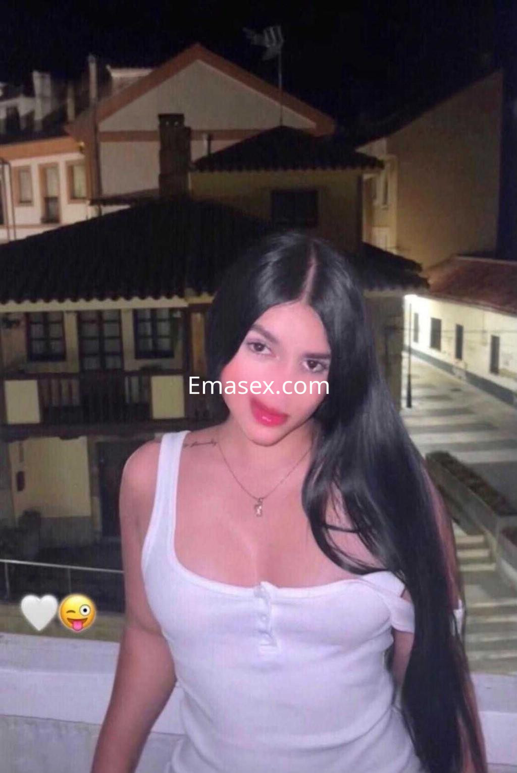 Puta con cabello largo y lacio, usando una camiseta blanca, posando de noche en un entorno urbano en Pontevedra.