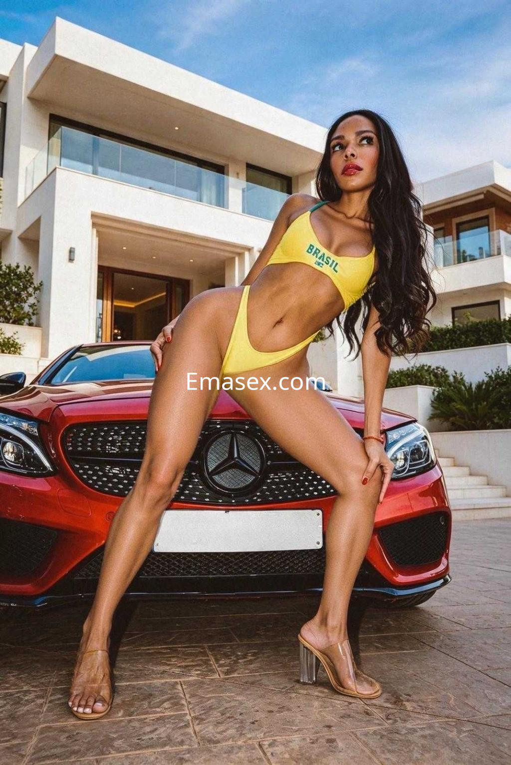 Puta posando con un bañador amarillo frente a un coche deportivo rojo en una lujosa villa en Madrid.