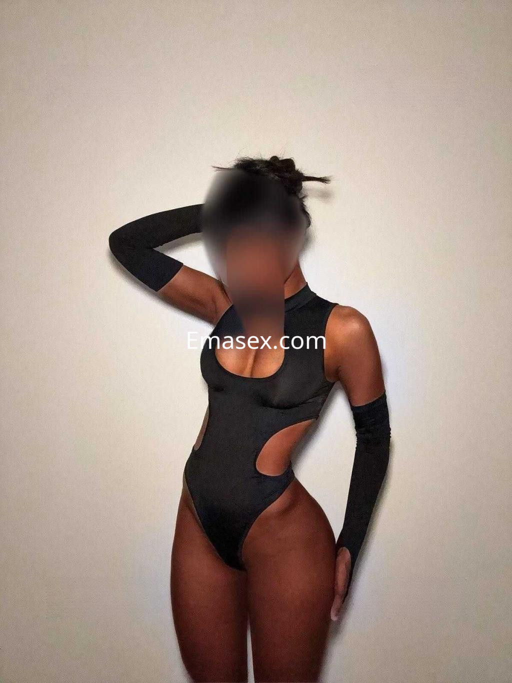 Escort en Murcia vistiendo un body negro con cortes laterales, mostrando una pose elegante y segura.