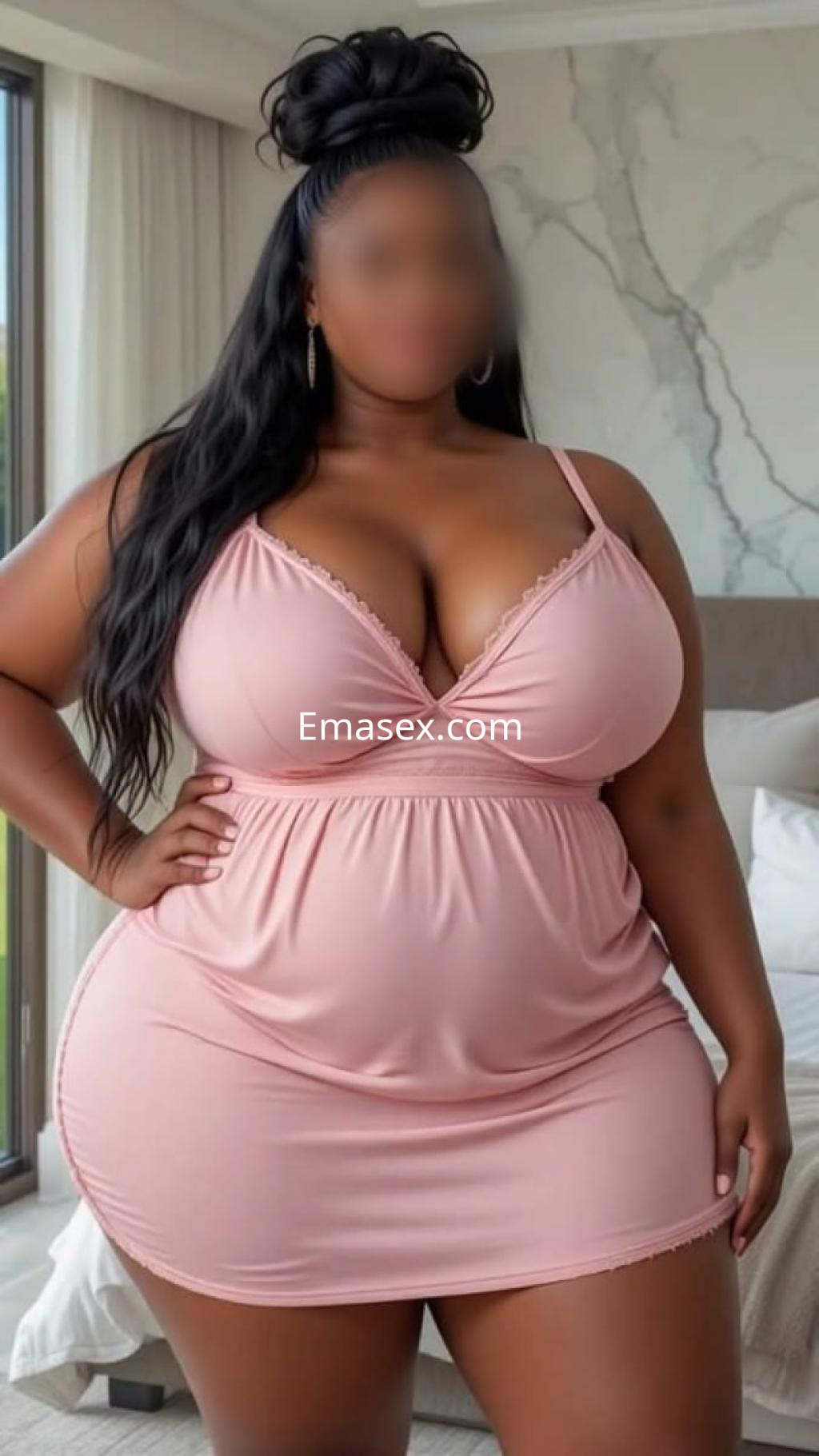 Puta en León con vestido rosa ajustado, cabello largo y lacio, posa con confianza en un ambiente luminoso.