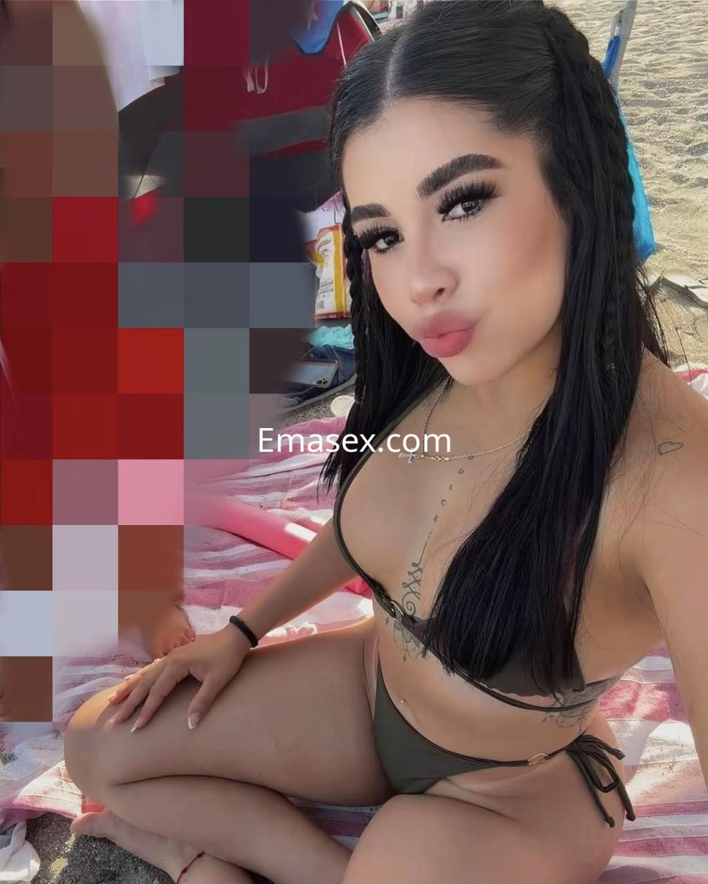 Escort con cabello largo y lacio en trenzas, viste bikini verde y posa sonriente en la playa de Donosti.