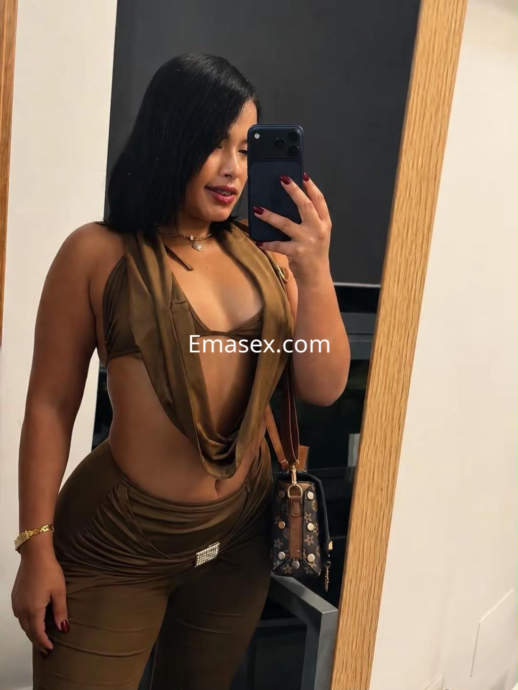 Escort en Santander luciendo un conjunto de ropa ajustada en tonos marrones, con cabello corto y lacio.