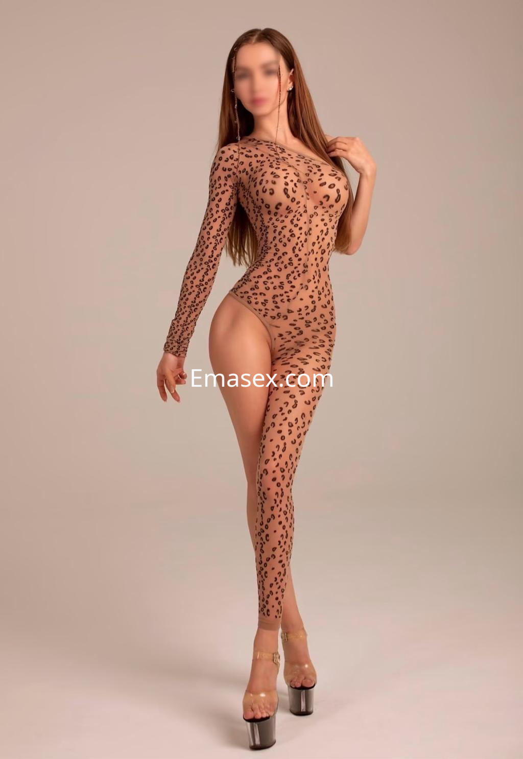 Puta en Donosti con cabello largo y lacio, luciendo un body de malla con estampado de leopardo y tacones.