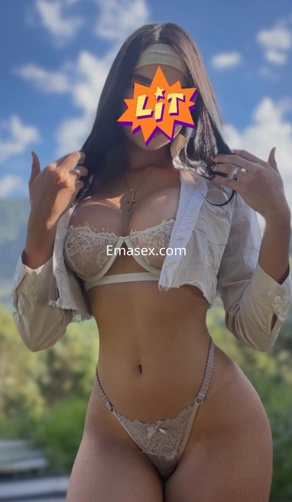 Escort en Logroño viste lencería beige con una blusa abierta, mostrando una figura tonificada y un fondo natural.
