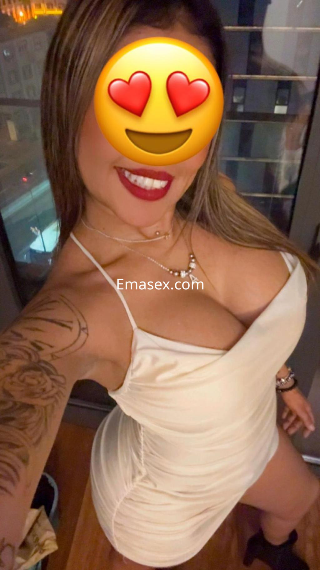 La puta posando con un vestido blanco ajustado, mostrando su figura y un tatuaje en el brazo, en Tenerife.