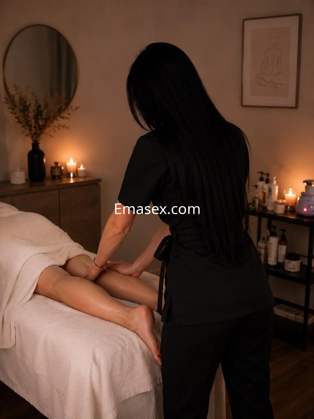 Puta en Gijón, vistiendo un uniforme negro, realizando un masaje en una camilla de spa en un ambiente acogedor.