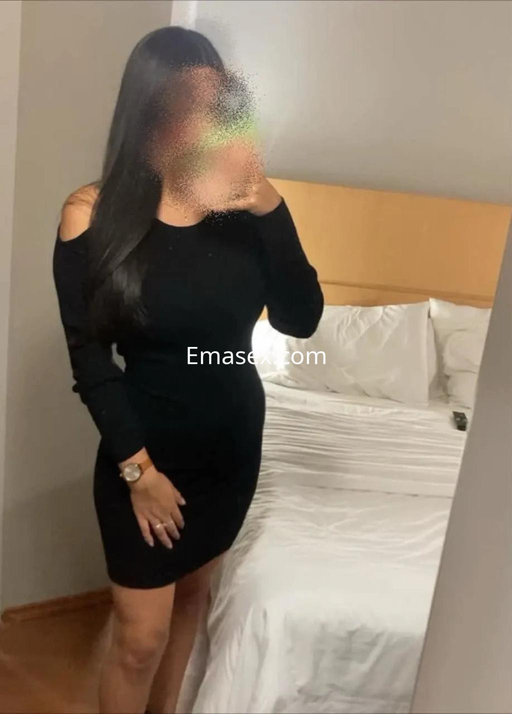 La puta lleva un vestido negro ajustado y se toma una selfie frente a un espejo en Valladolid.