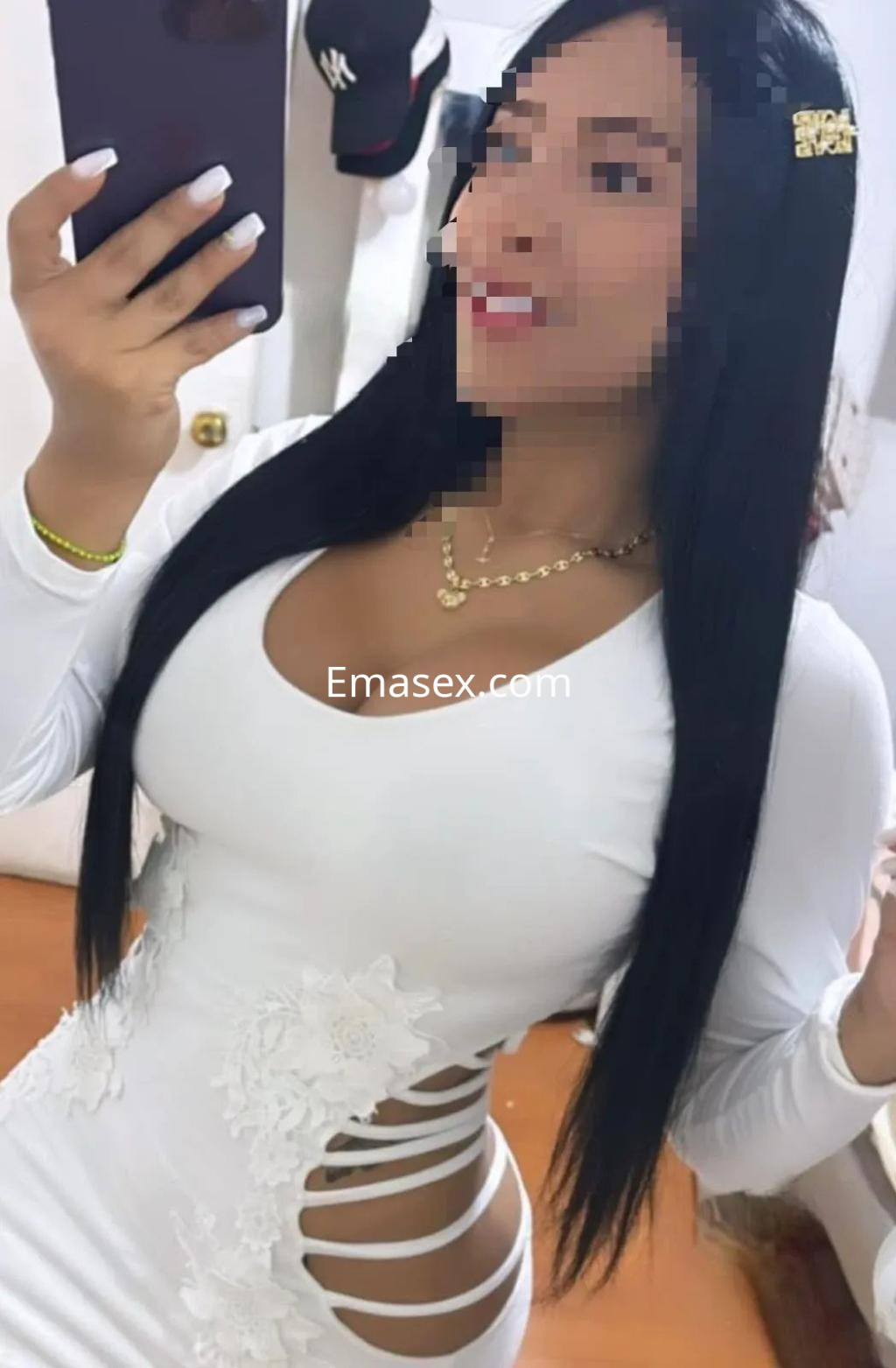 Puta en Valladolid, luciendo un vestido blanco ajustado con detalles en flores y cabello largo y lacio.
