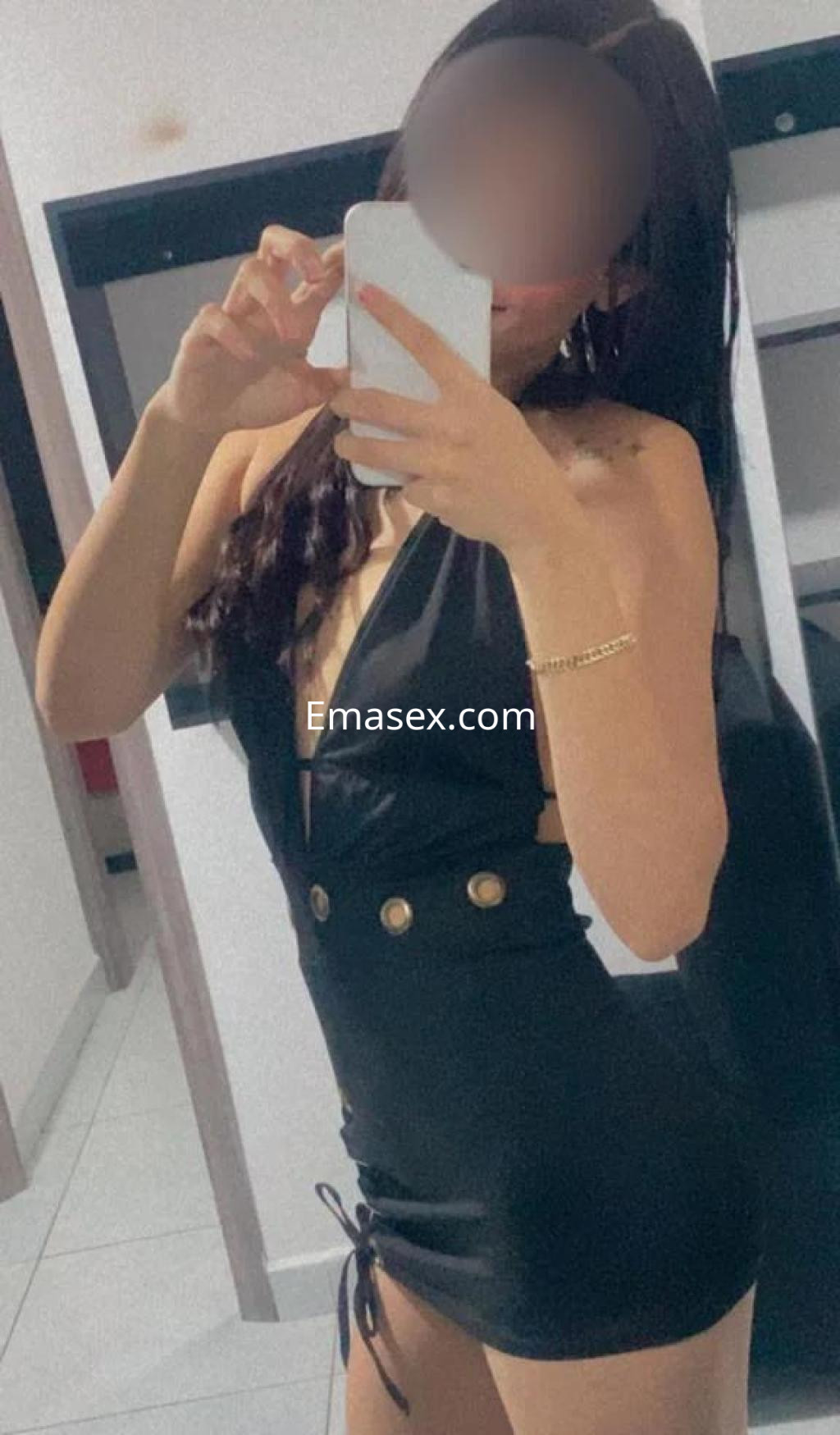 La puta se fotografía en un espejo con un vestido negro ajustado que destaca su figura en Córdoba.