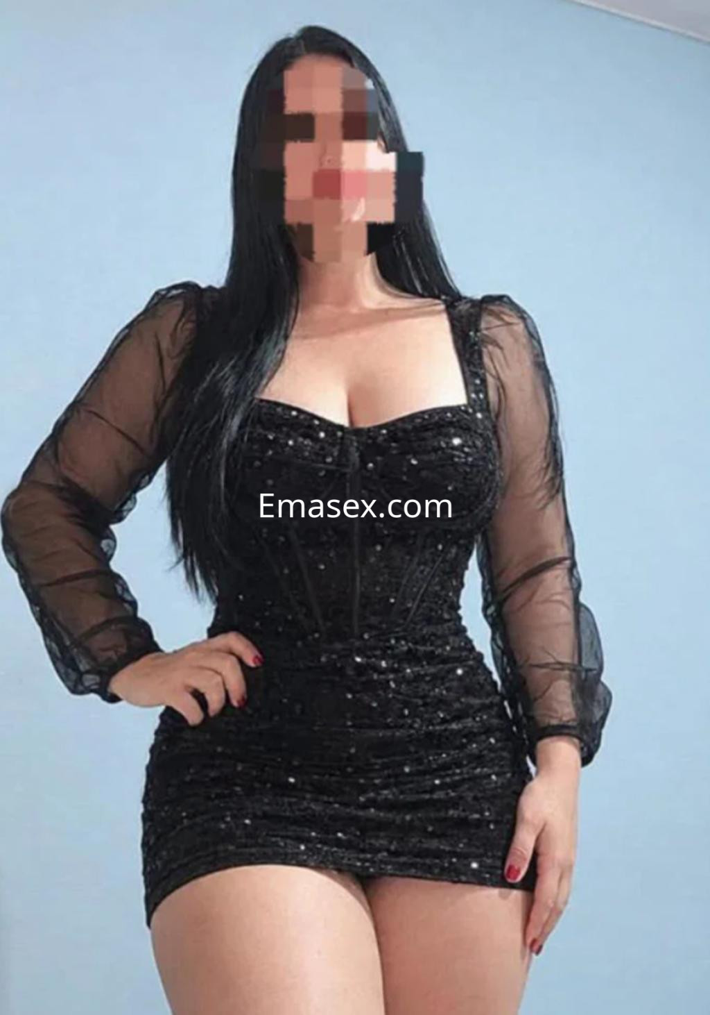 Puta en Pamplona viste un ajustado vestido negro con mangas transparentes y detalles brillantes.