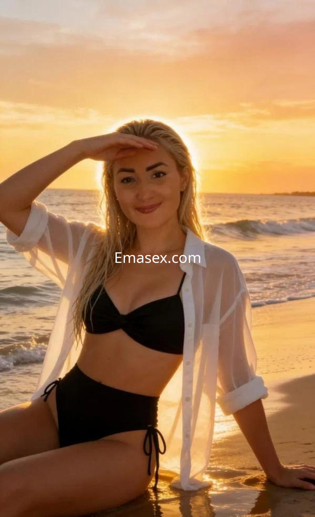 Puta en Cáceres, con cabello rubio y mojado, luce un bikini negro y una camisa blanca en la playa al atardecer.