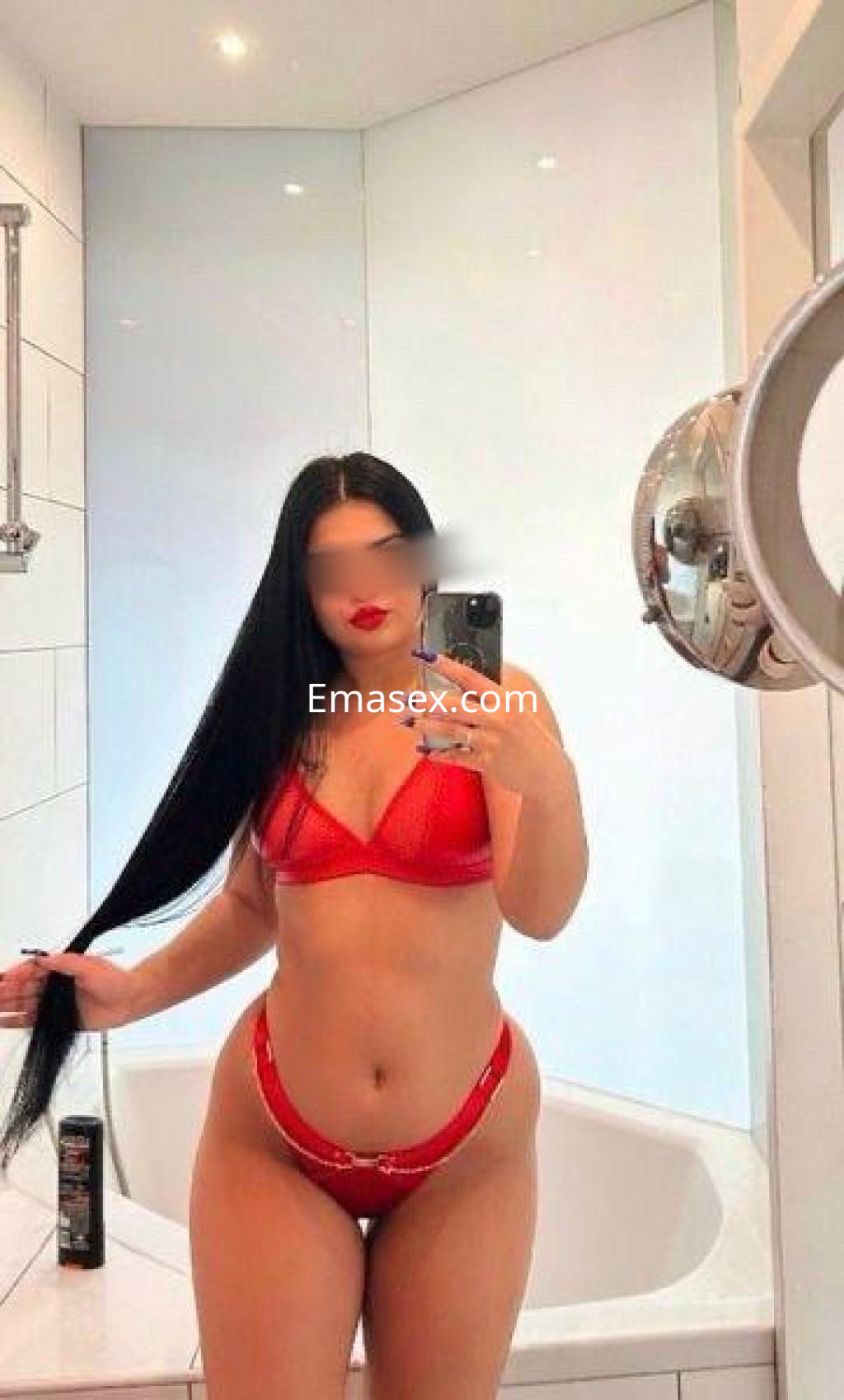 La puta se retrata en un baño, luciendo un conjunto de lencería roja que resalta su figura en Valladolid.