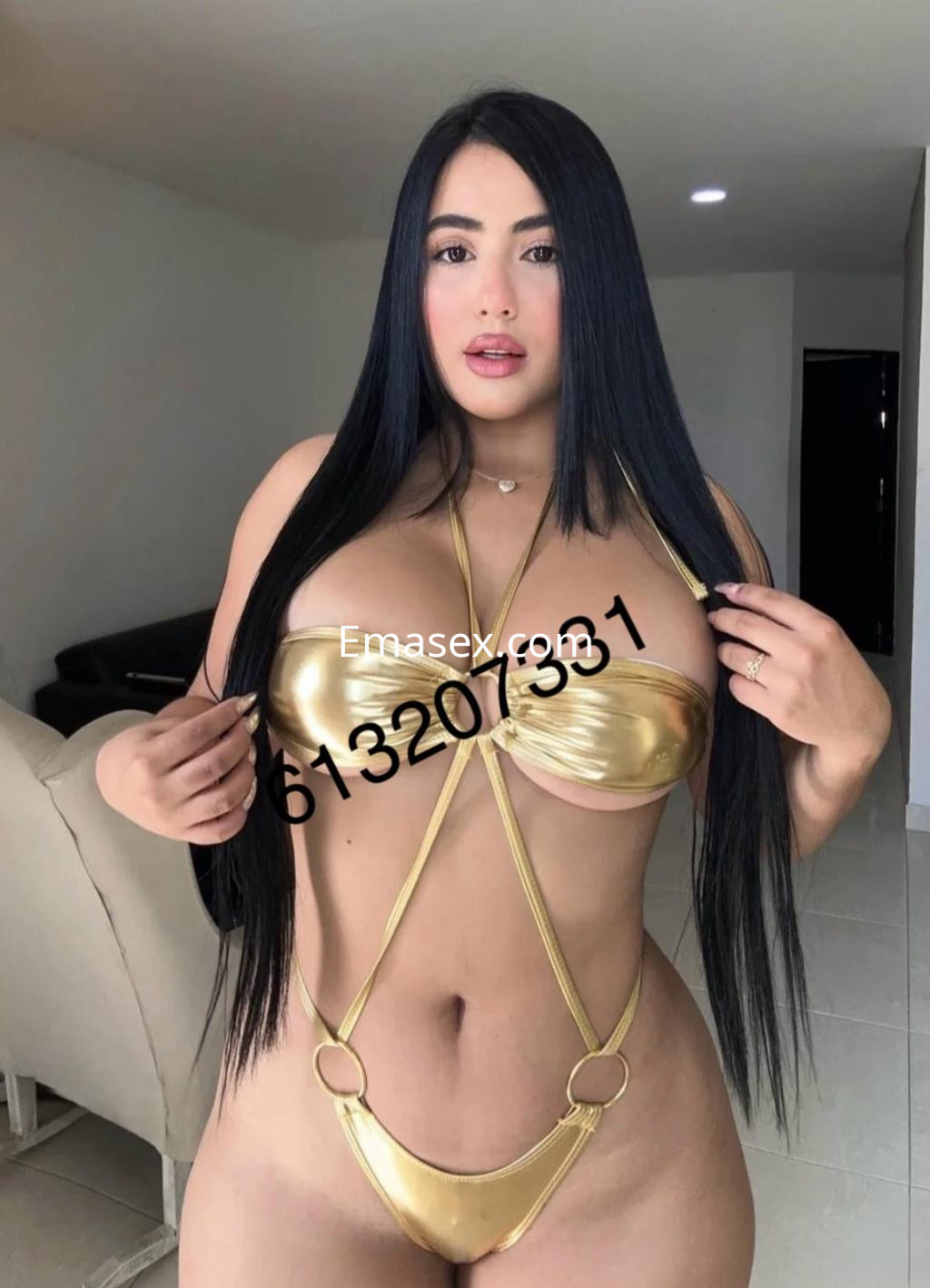 La escort en Castellón luce un atrevido bikini dorado que resalta su figura, con cabello largo y lacio.