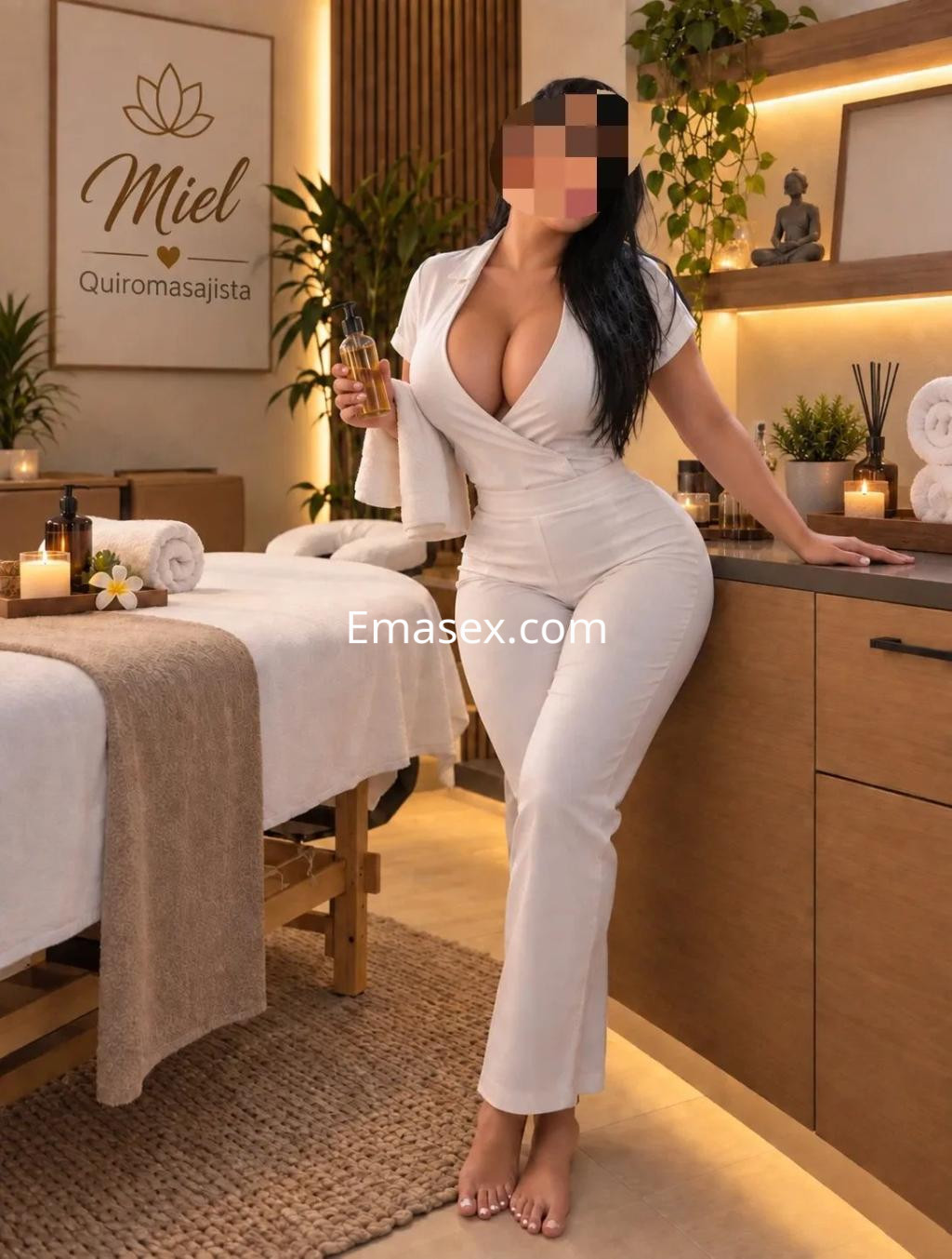 Escort en Sevilla, vestida con un mono blanco ajustado, posando en un ambiente de spa relajante.